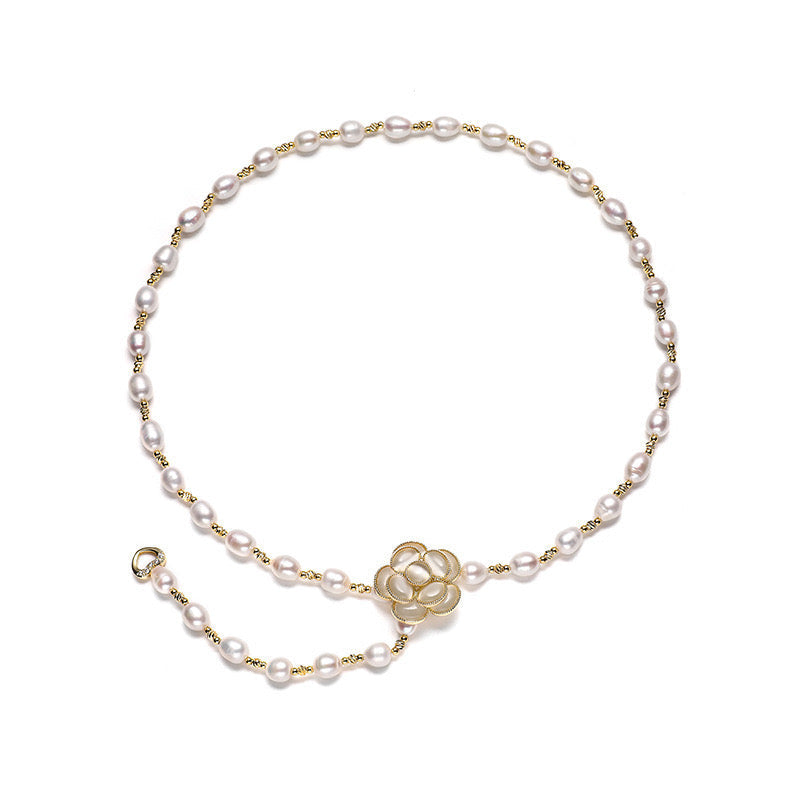 Collier de perles d'eau douce véritables et de fleurs sacrées