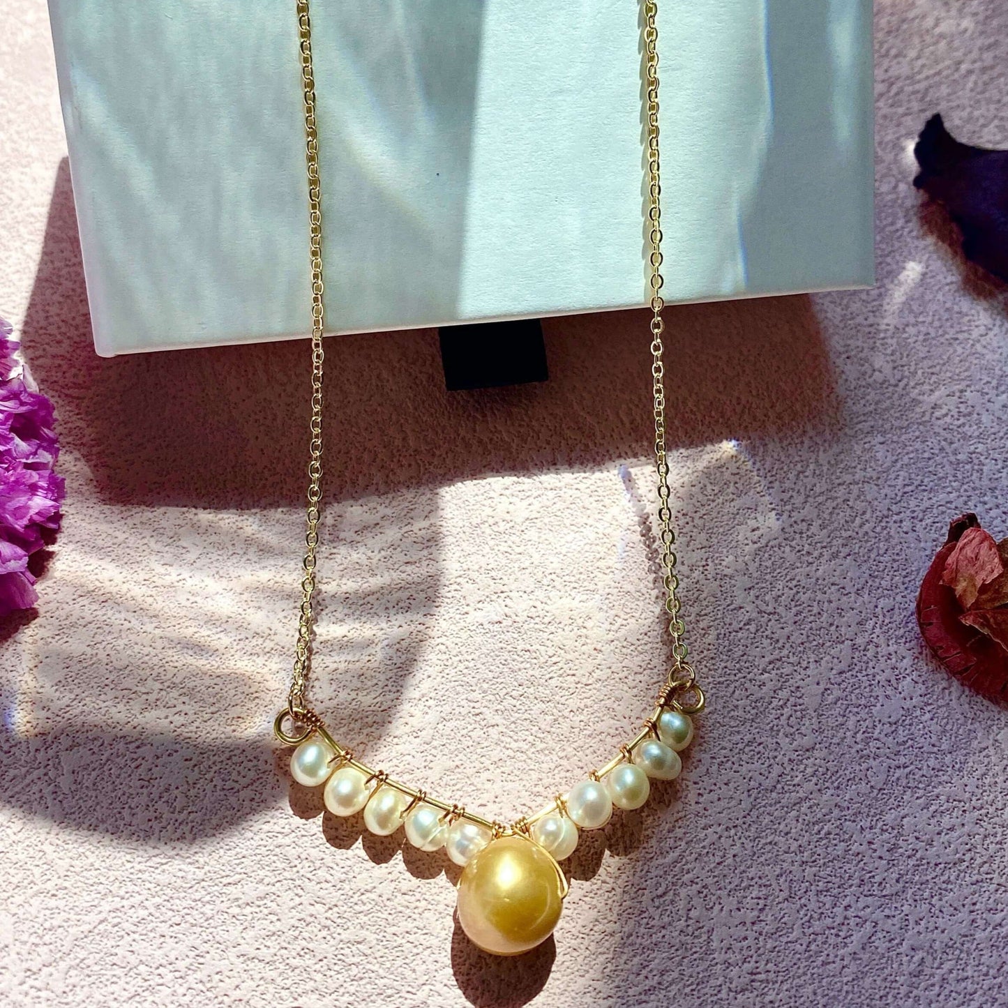 Collier en V avec véritables perles d'eau douce de 12 mm