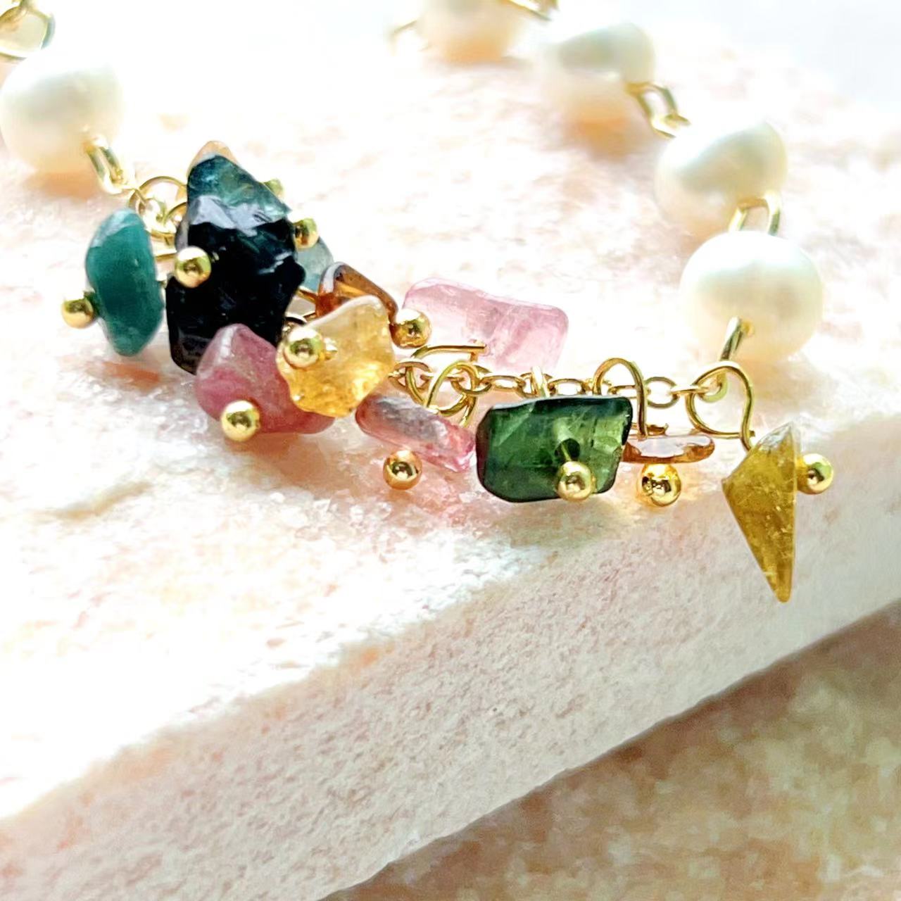 Pulsera de corona de flores de turmalina y perlas de agua dulce