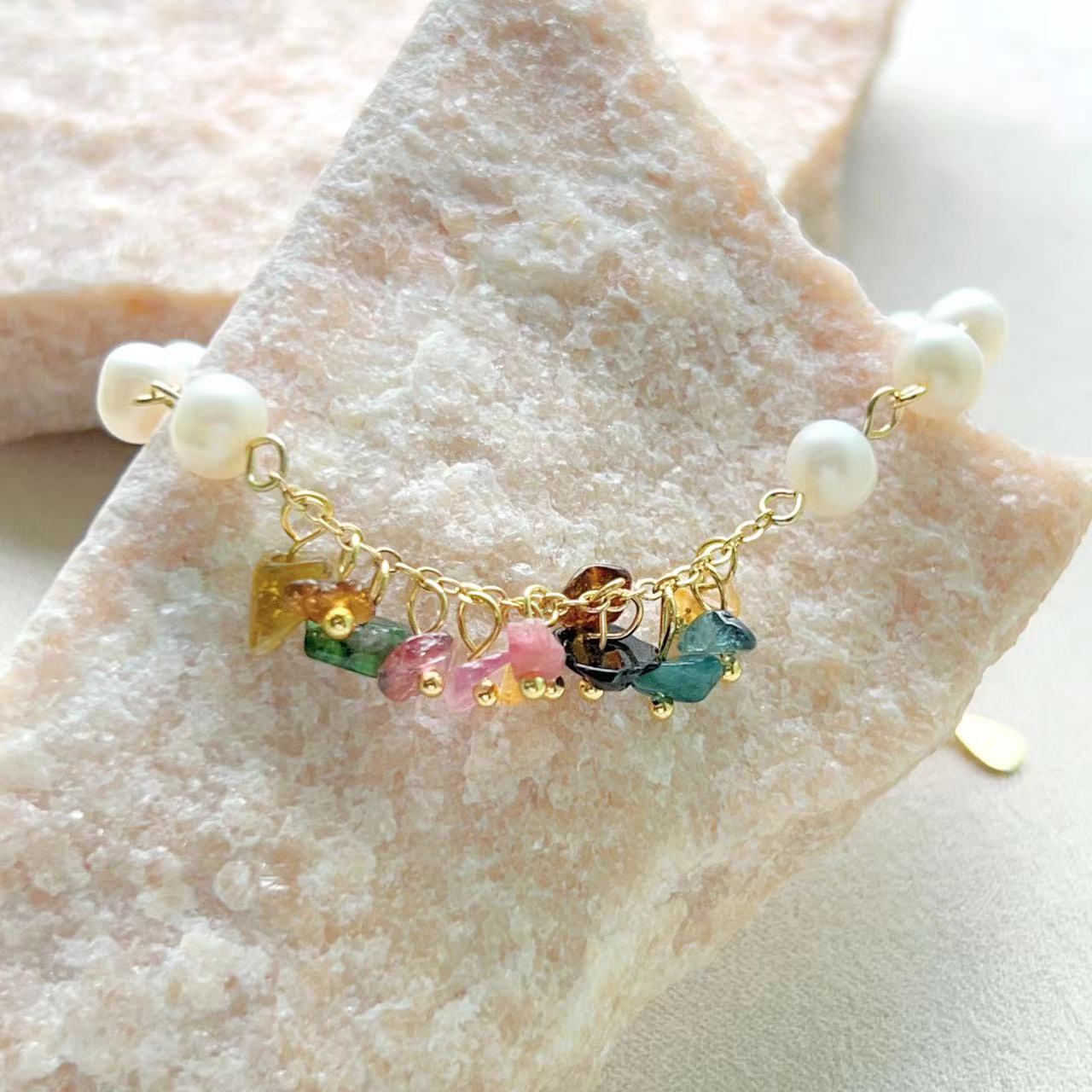 Pulsera de corona de flores de turmalina y perlas de agua dulce