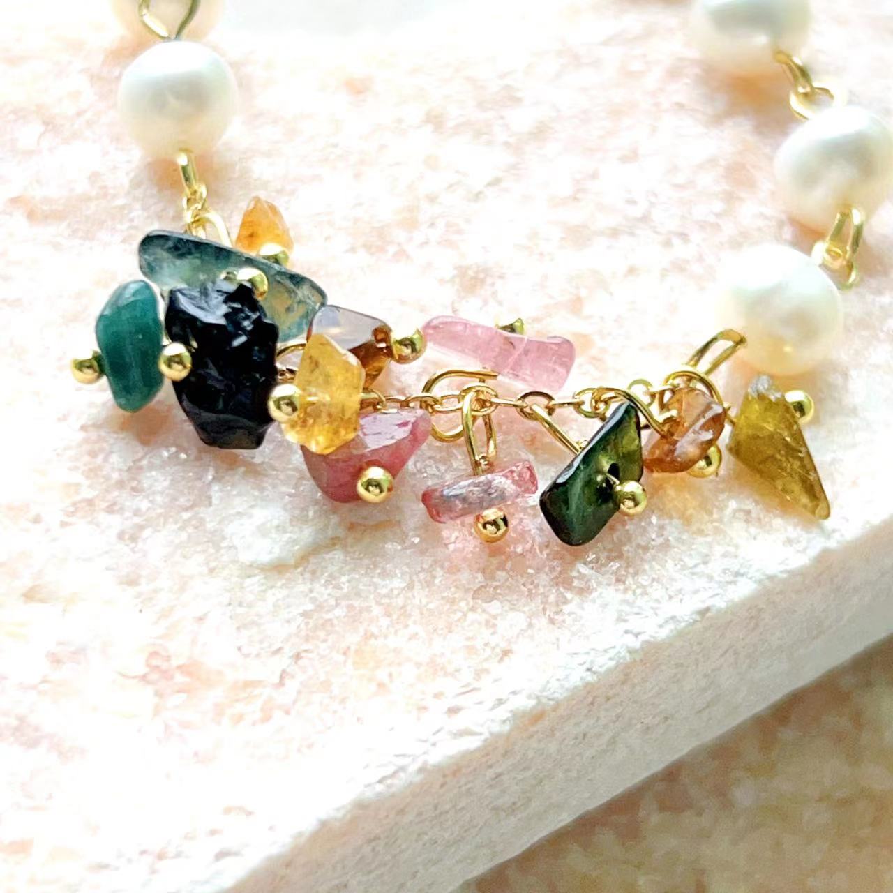 Pulsera de corona de flores de turmalina y perlas de agua dulce