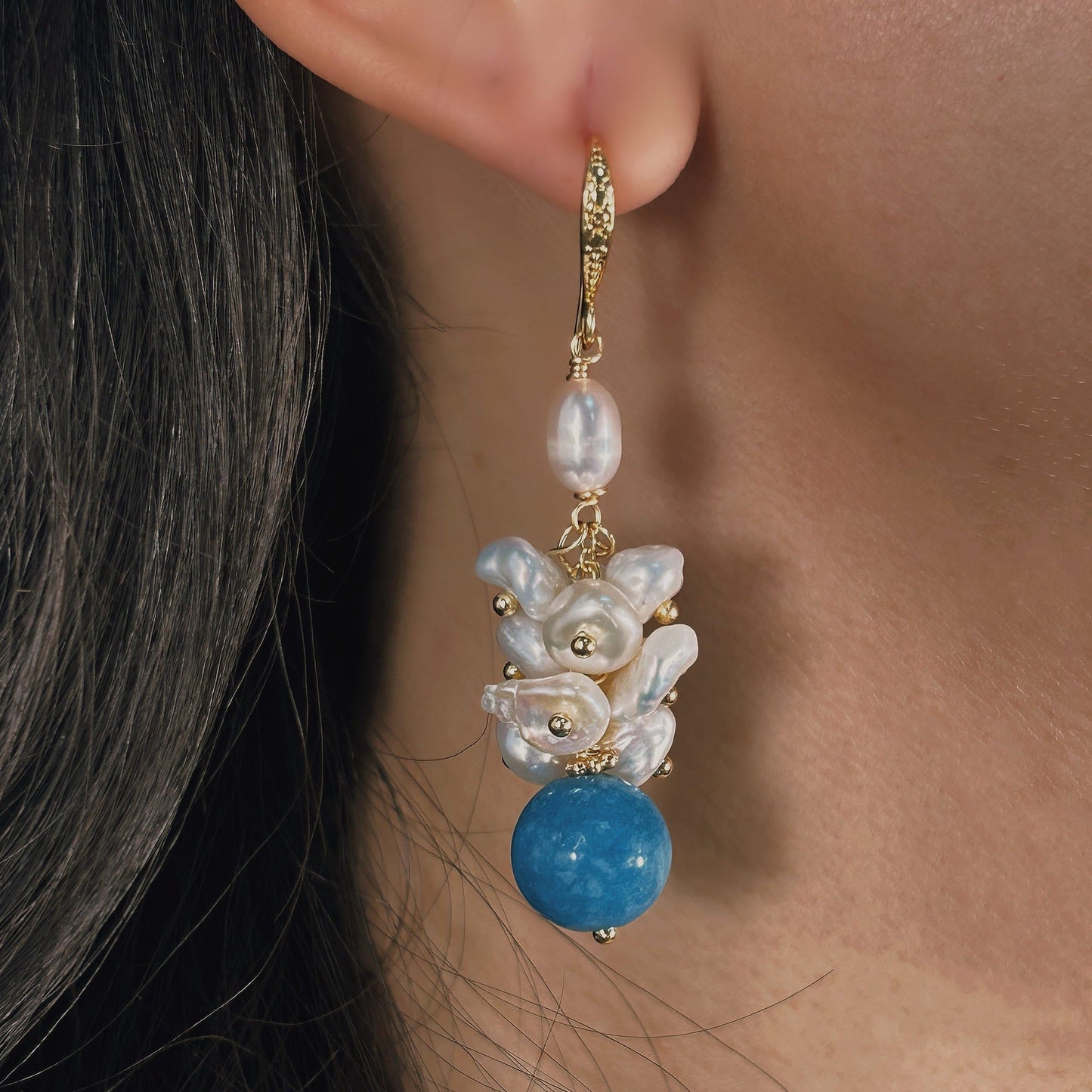 Pendientes de auténtica perla barroca de agua dulce con forma de lágrima azul