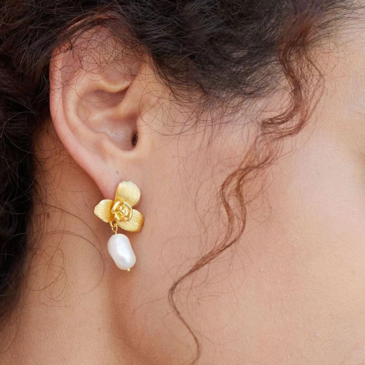 Pendientes de flores florecientes de perlas de agua dulce naturales genuinas
