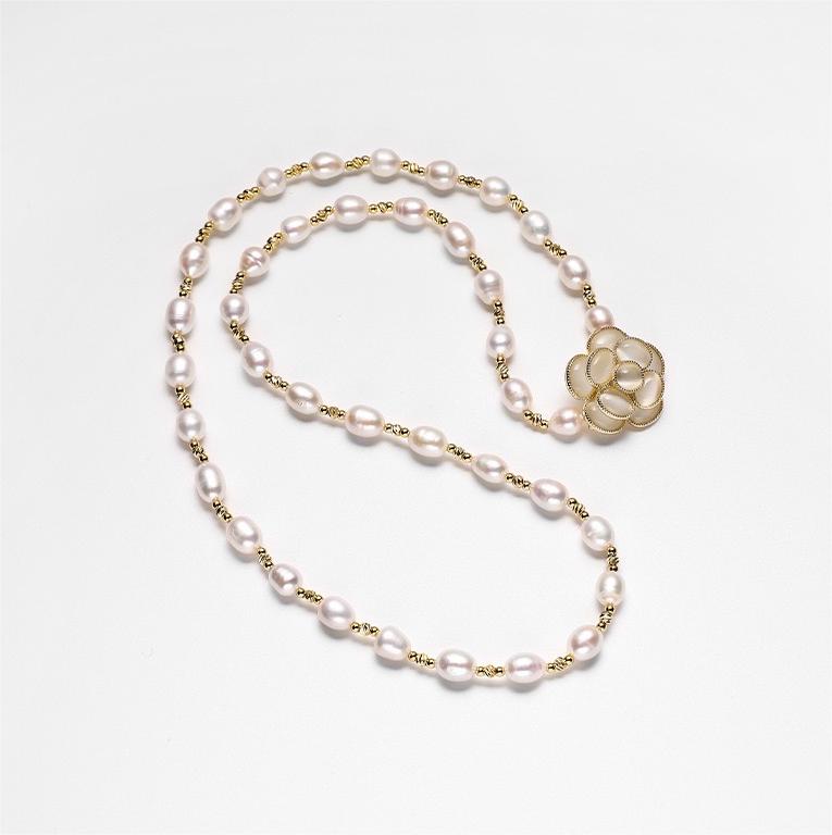 Collier de perles d'eau douce véritables et de fleurs sacrées
