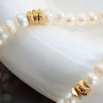 Collar de perlas de agua dulce genuinas de acero y titanio con cuentas doradas
