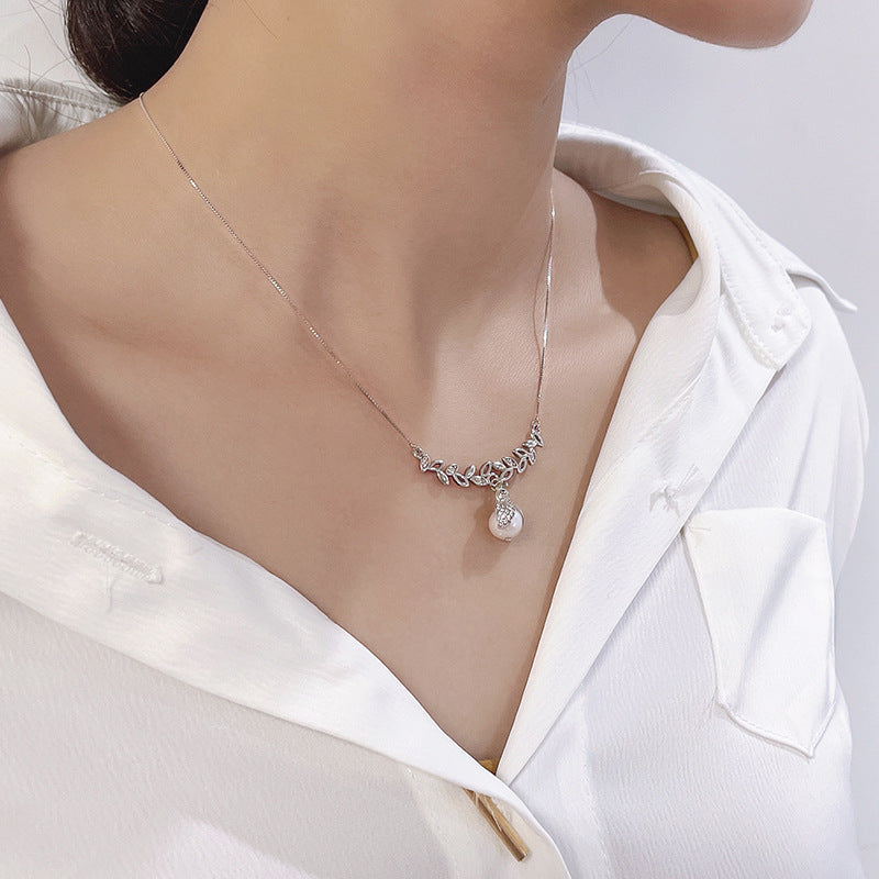 Collar de escarabajo con diamantes y perlas barrocas auténticas de plata maciza S925