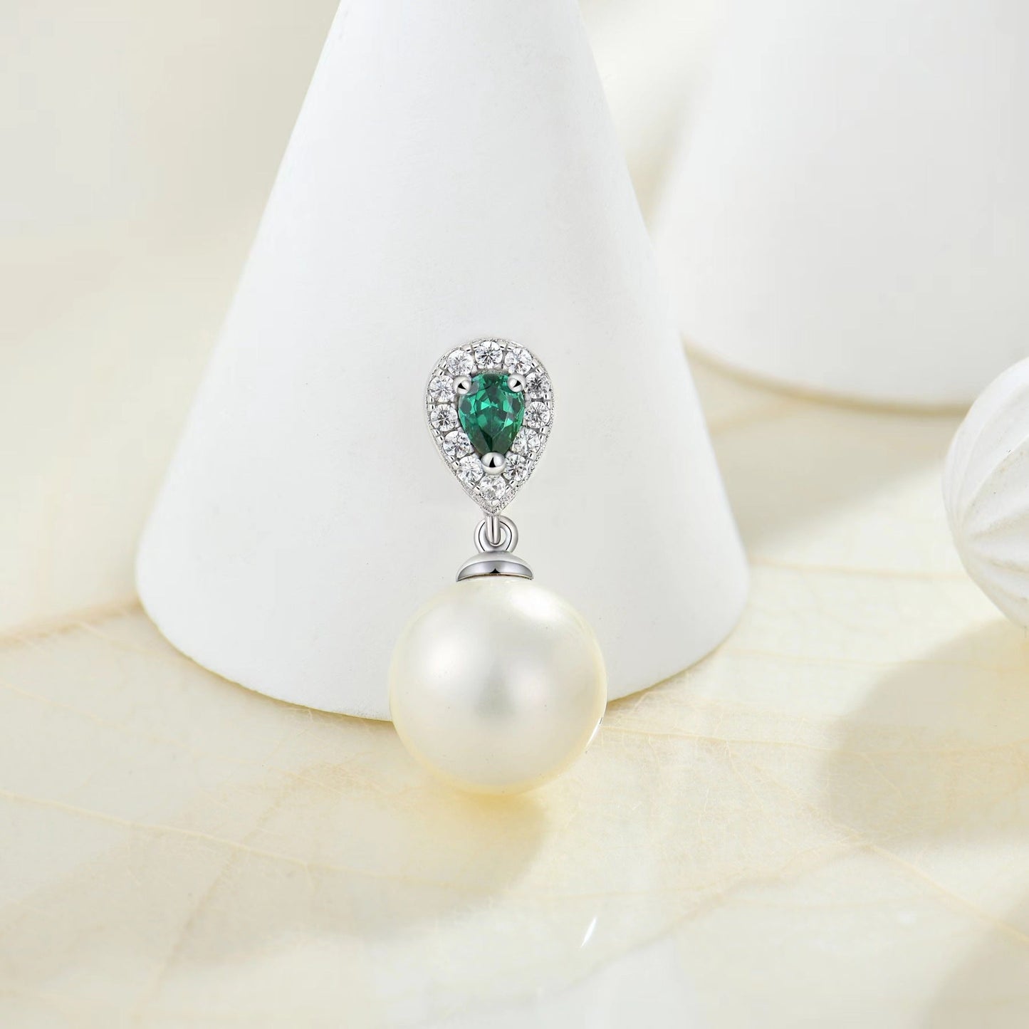 Collier en perles d'eau douce véritables et larmes d'émeraude