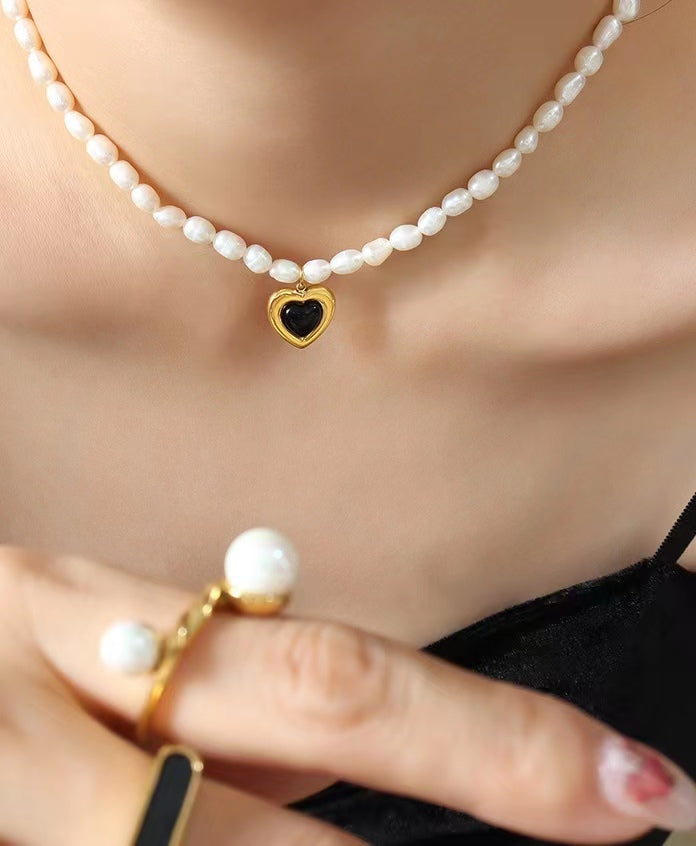 Collier en acier titane et perles d'eau douce véritables en forme de cœur