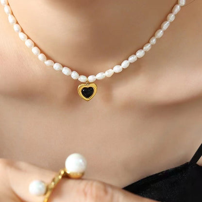 Collier en acier titane et perles d'eau douce véritables en forme de cœur
