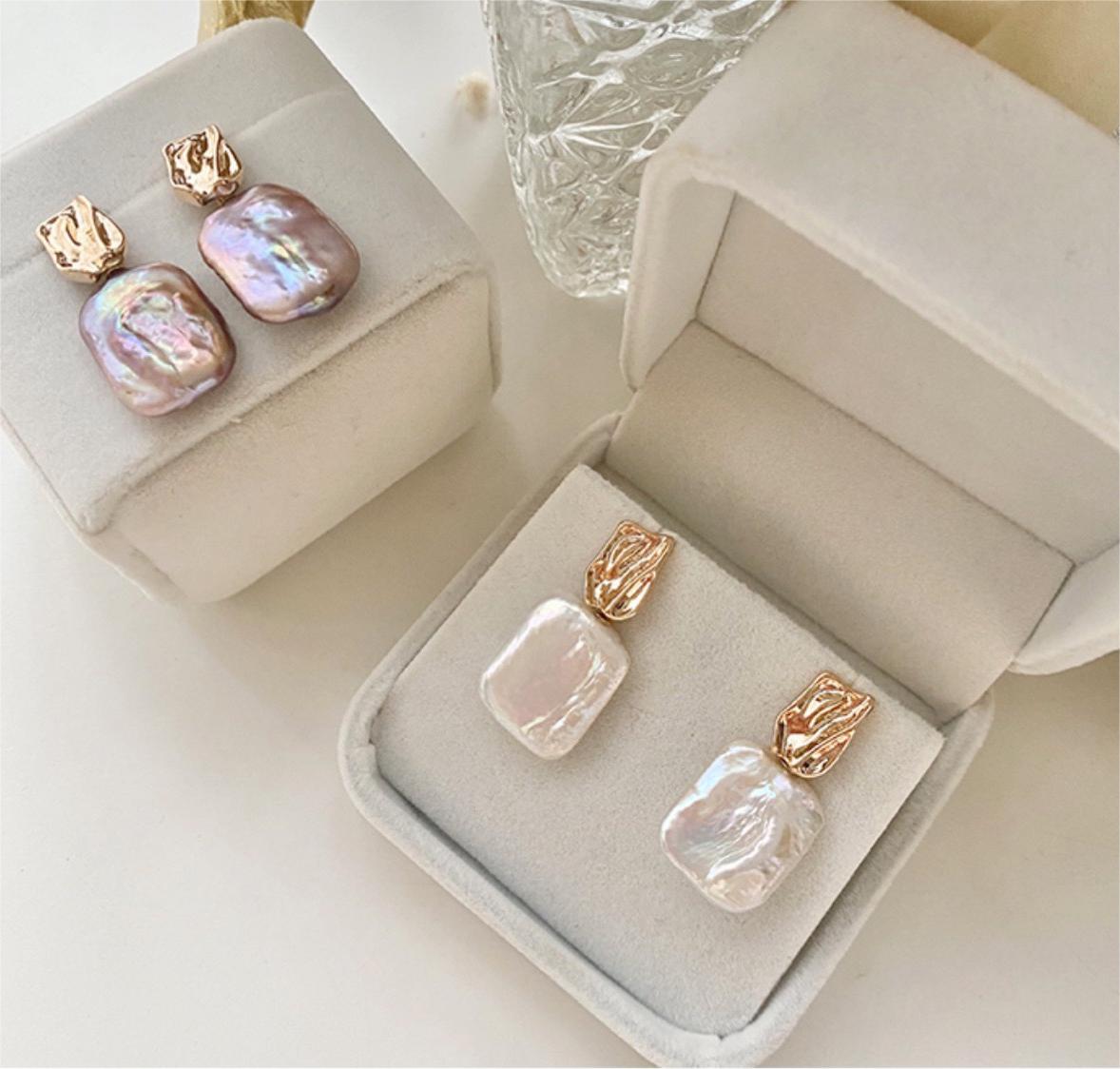 Pendientes Priya de perla barroca genuina con baño de oro de 18 quilates