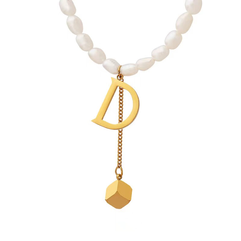 Collar D de acero y titanio con perla de agua dulce genuina