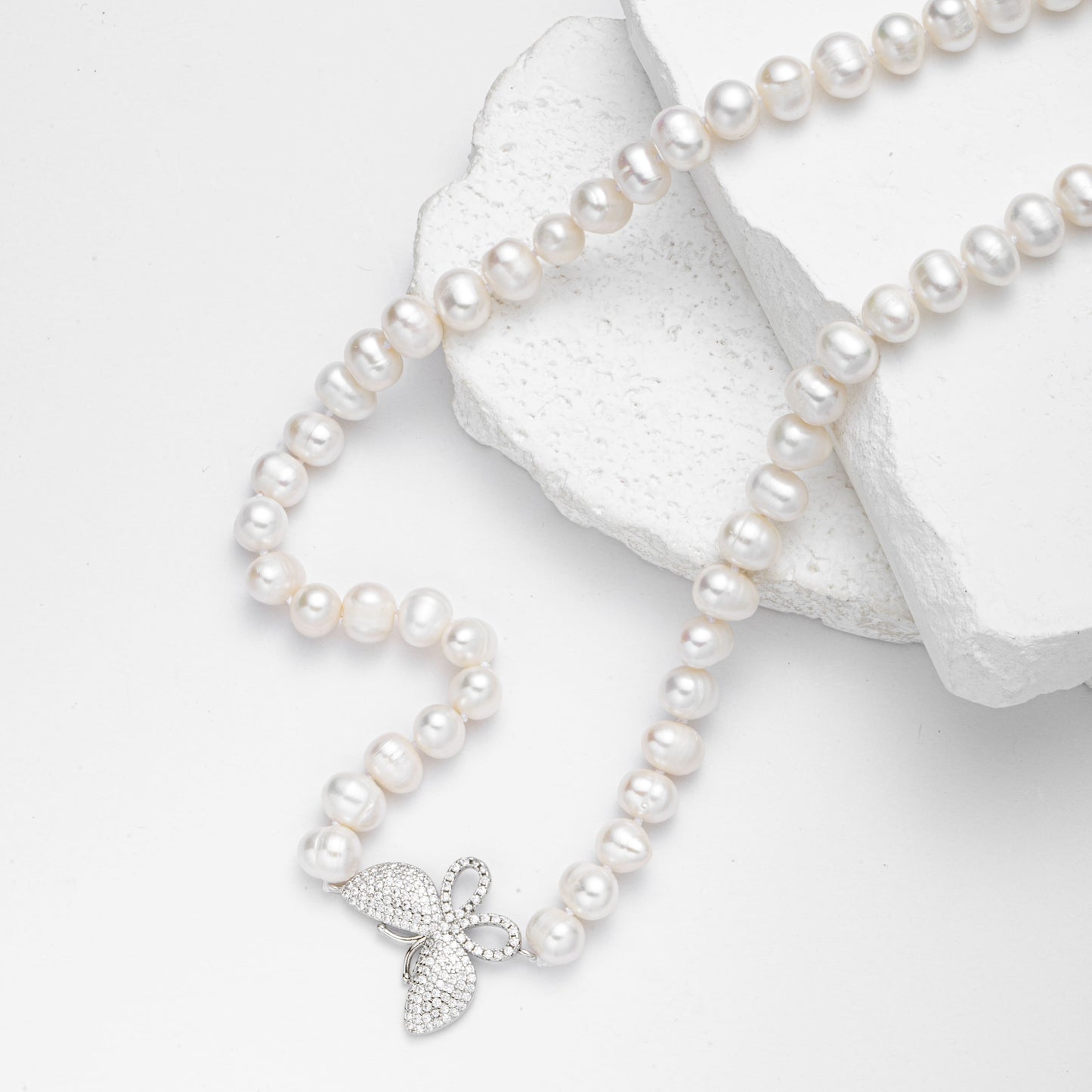 Collar de mariposa con perlas de agua dulce genuinas
