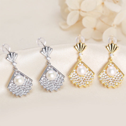 Boucles d'oreilles en laiton plaqué or 18 carats avec véritable perle d'eau douce et coquillage