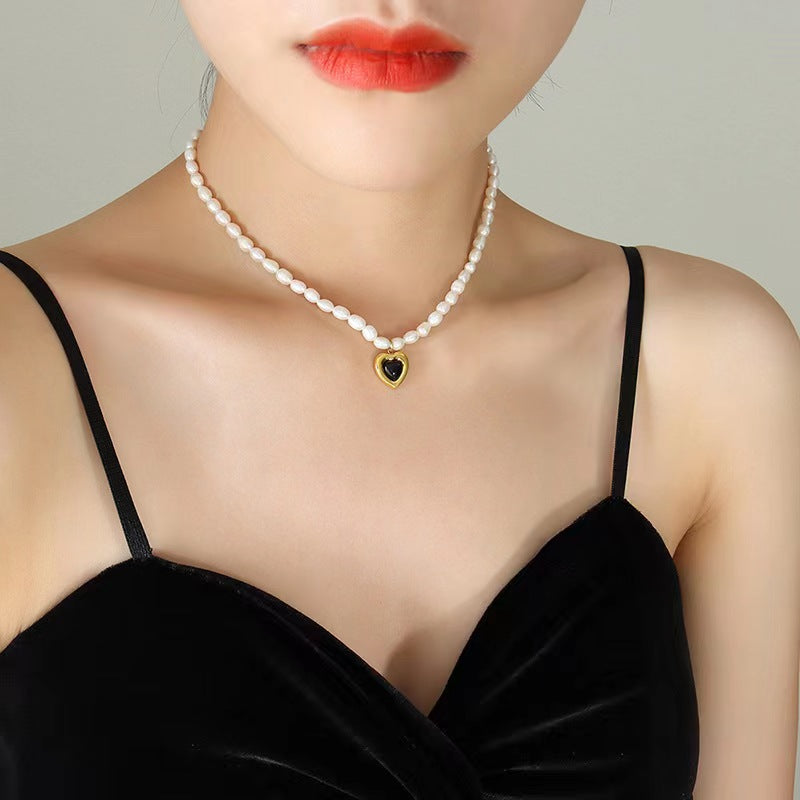 Collier en acier titane et perles d'eau douce véritables en forme de cœur