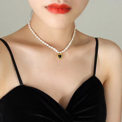 Collier en acier titane et perles d'eau douce véritables en forme de cœur