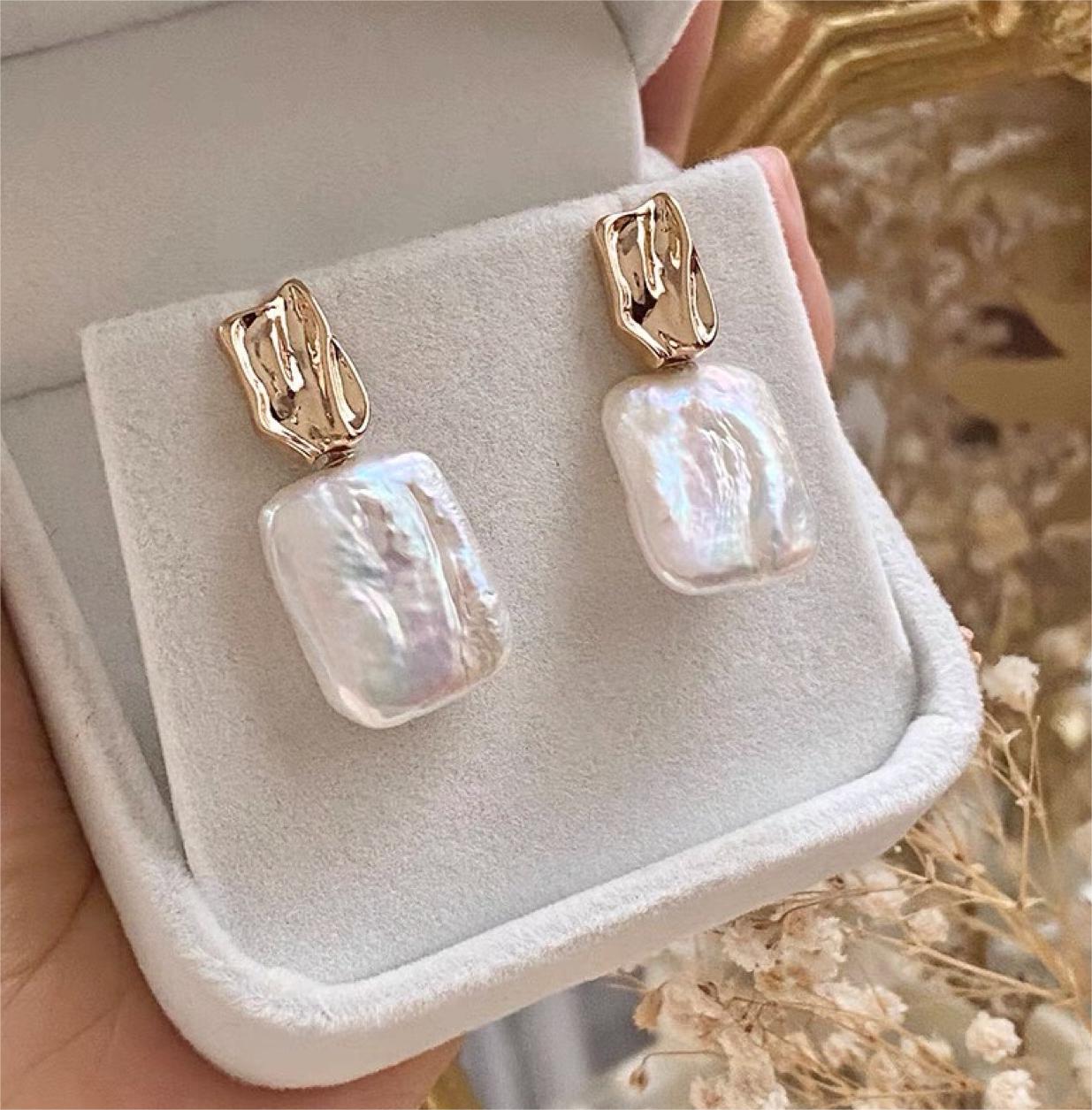 Pendientes Priya de perla barroca genuina con baño de oro de 18 quilates