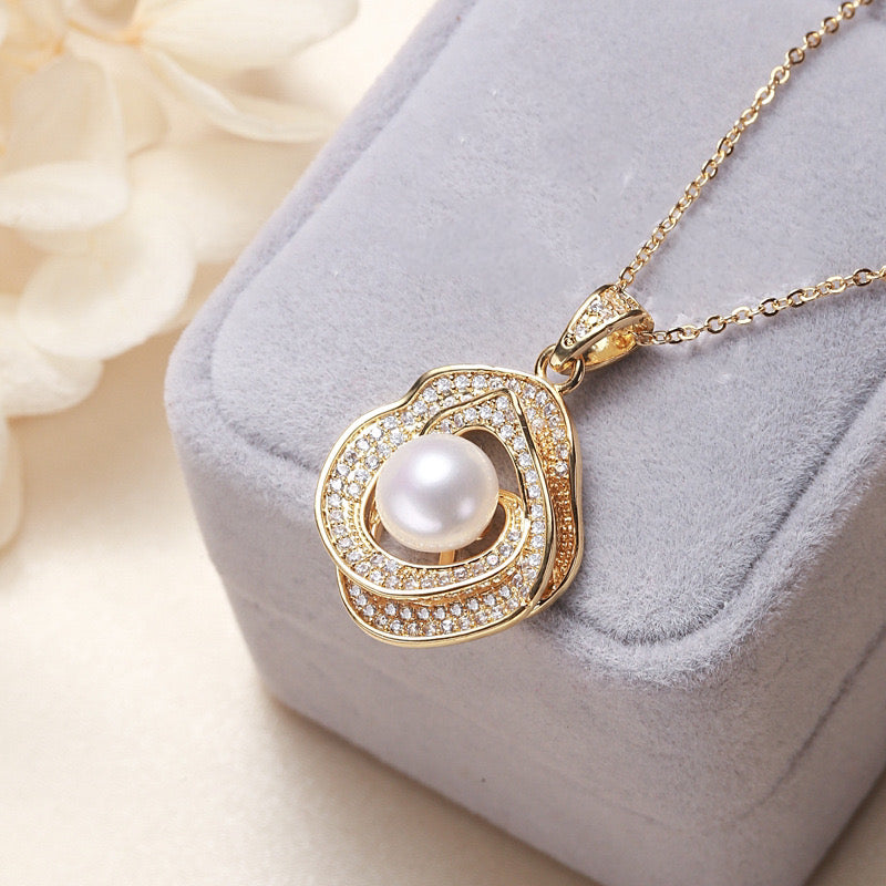 Collar Ocean Rose con perla de agua dulce genuina bañada en latón y oro de 18 quilates