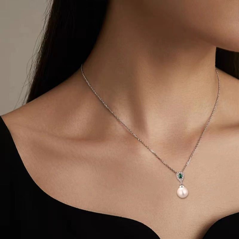 Collier en perles d'eau douce véritables et larmes d'émeraude