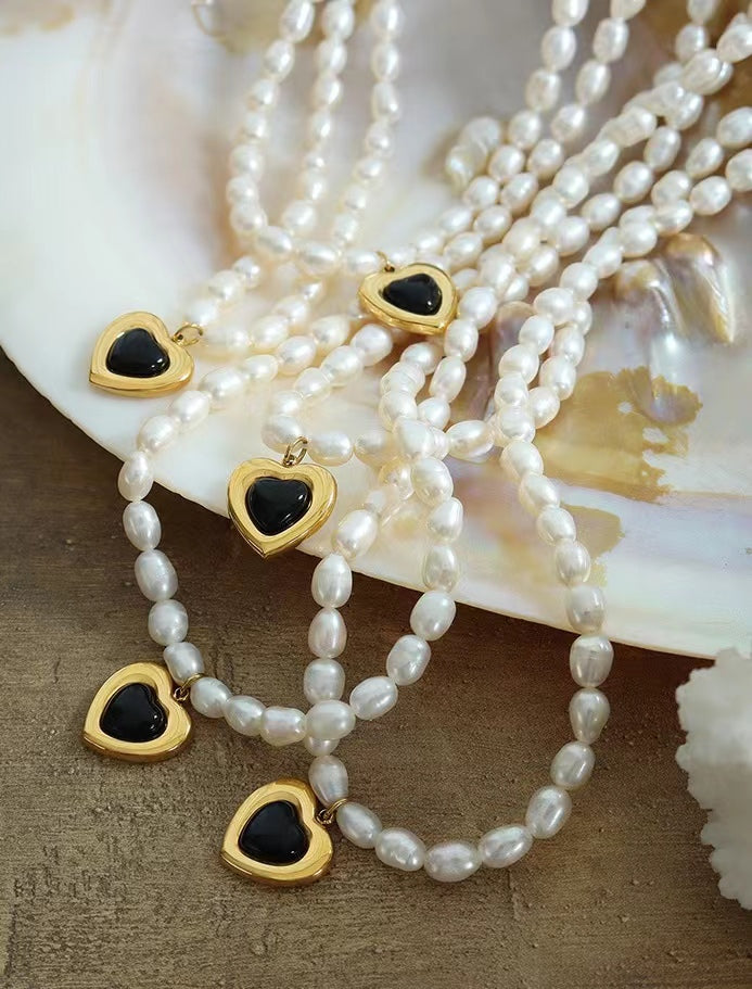Collier en acier titane et perles d'eau douce véritables en forme de cœur