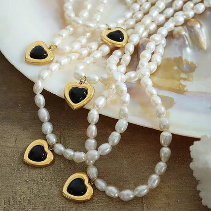 Collier en acier titane et perles d'eau douce véritables en forme de cœur