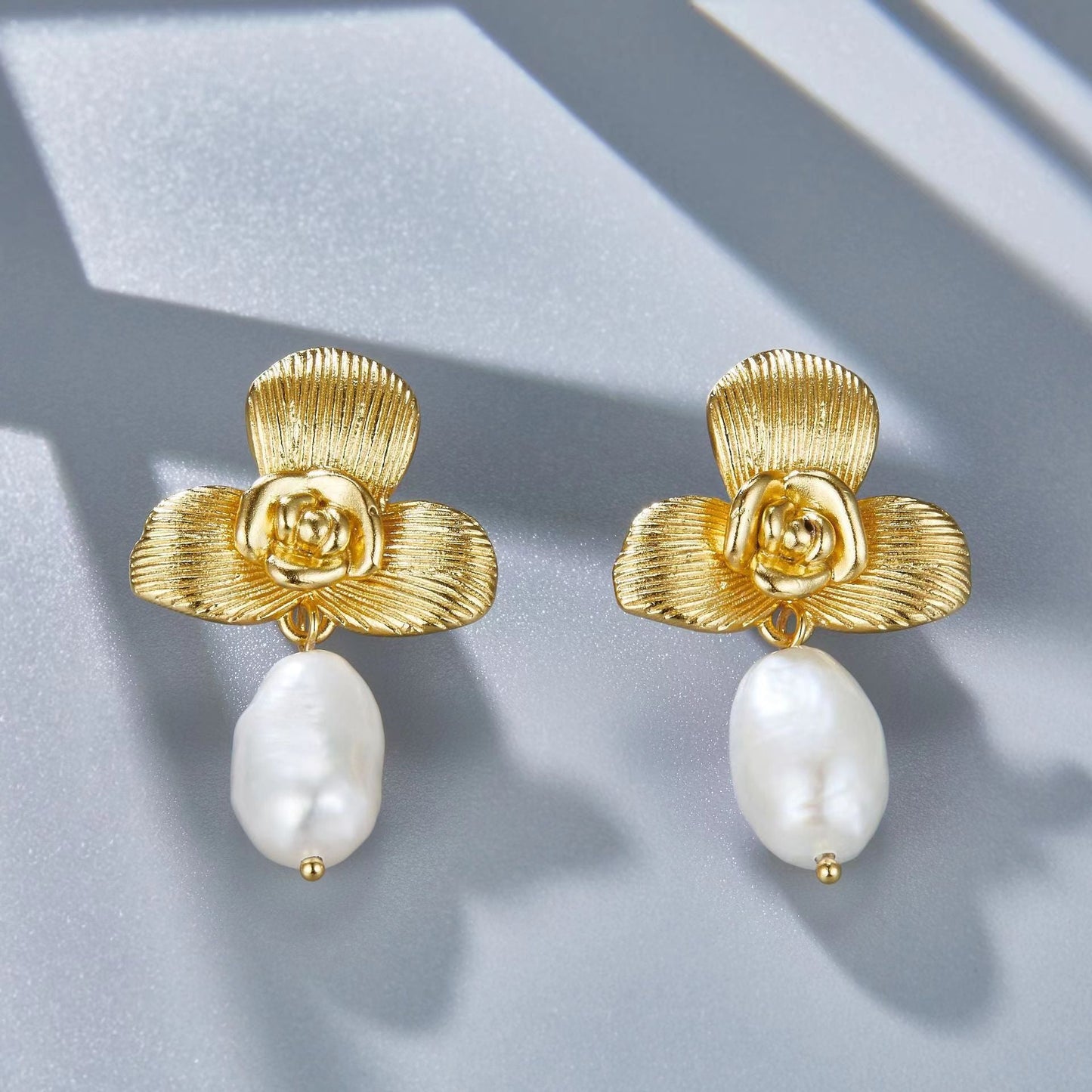 Pendientes de flores florecientes de perlas de agua dulce naturales genuinas