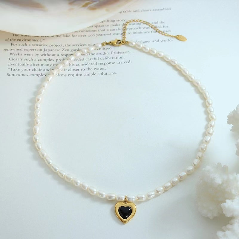 Collier en acier titane et perles d'eau douce véritables en forme de cœur