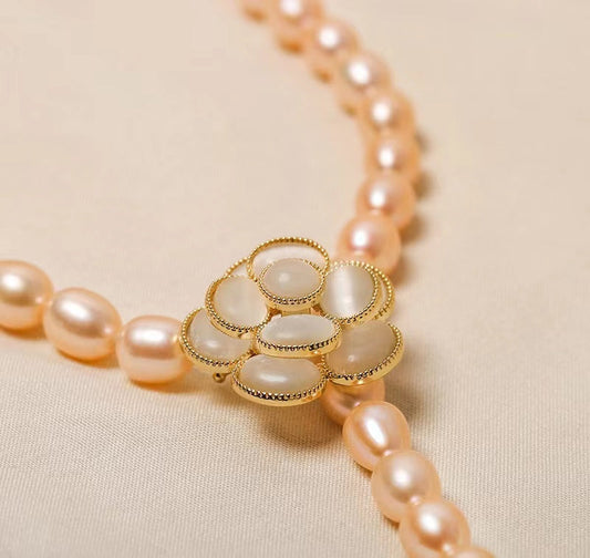 Collar de rosas con perlas de agua dulce genuinas