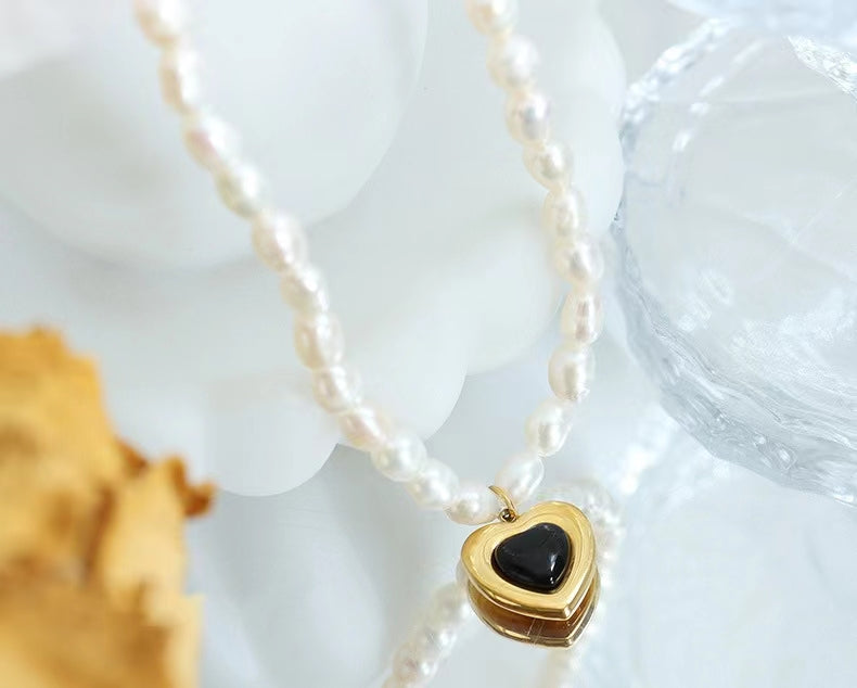 Collier en acier titane et perles d'eau douce véritables en forme de cœur