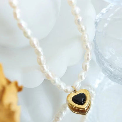 Collier en acier titane et perles d'eau douce véritables en forme de cœur