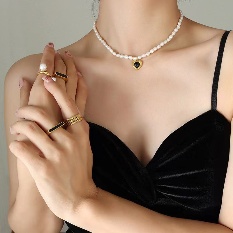 Collier en acier titane et perles d'eau douce véritables en forme de cœur