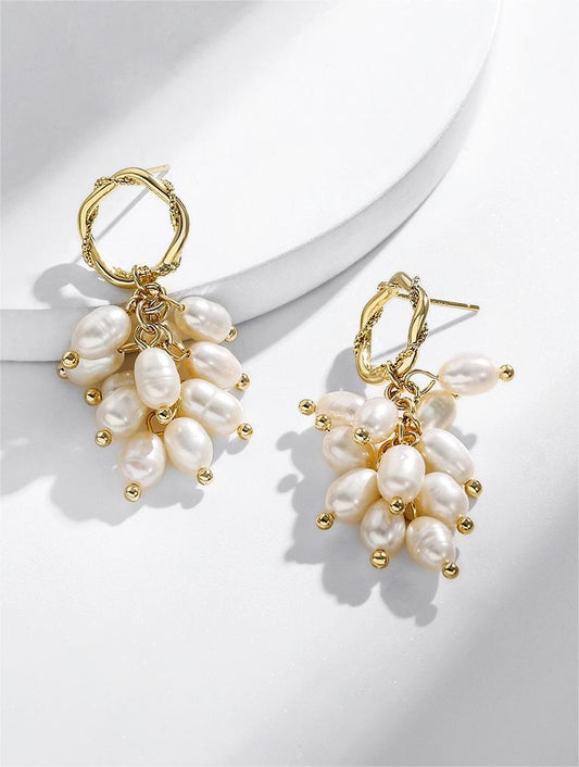Boucles d'oreilles en perles d'eau douce véritables et fleurs murmurées