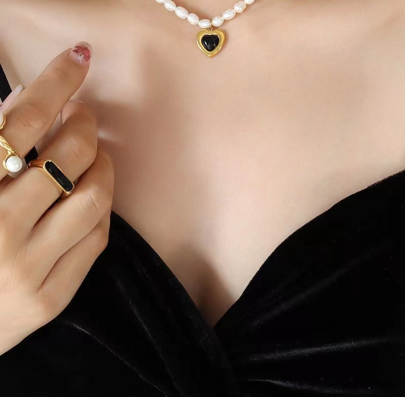 Collier en acier titane et perles d'eau douce véritables en forme de cœur