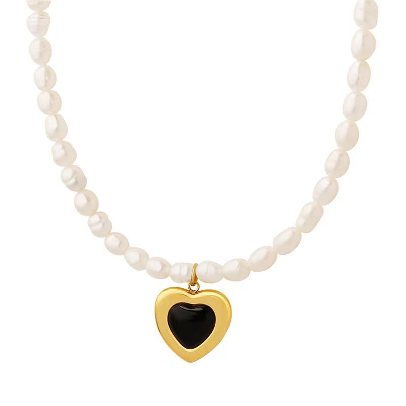Collier en acier titane et perles d'eau douce véritables en forme de cœur