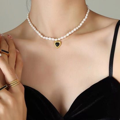 Collier en acier titane et perles d'eau douce véritables en forme de cœur