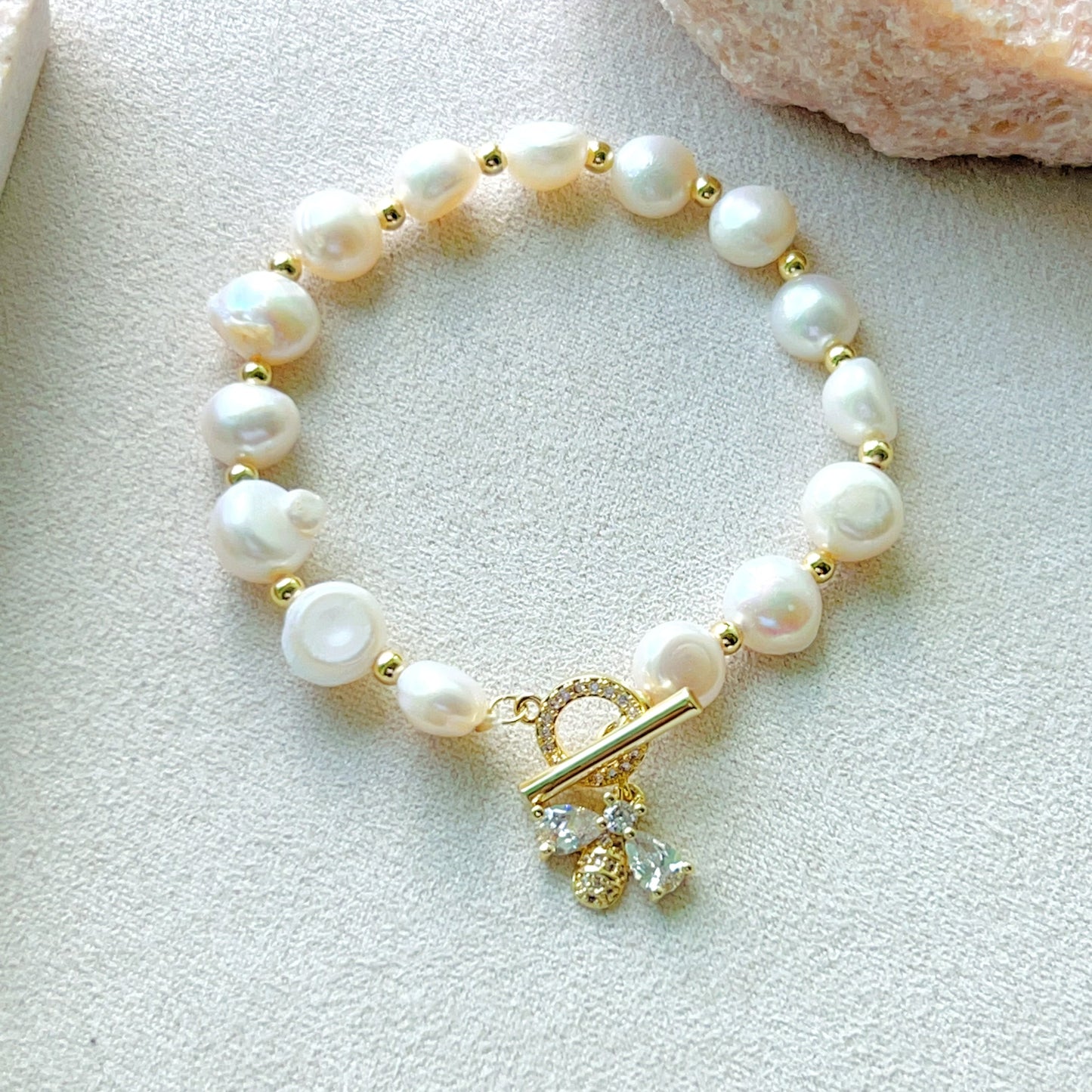 Bracelet abeille en perles d'eau douce véritables