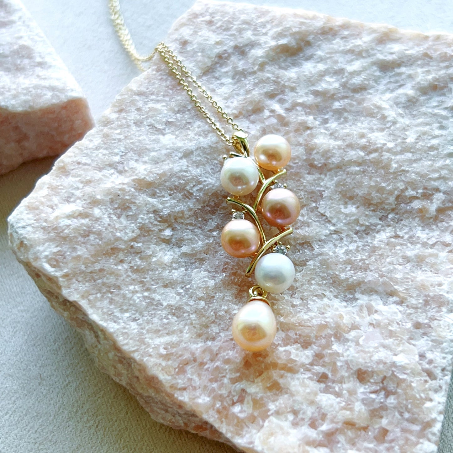 Collar de uva con perlas de agua dulce genuinas
