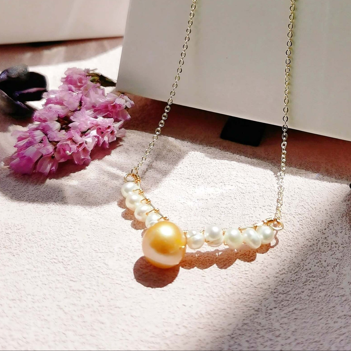 Collier en V avec véritables perles d'eau douce de 12 mm