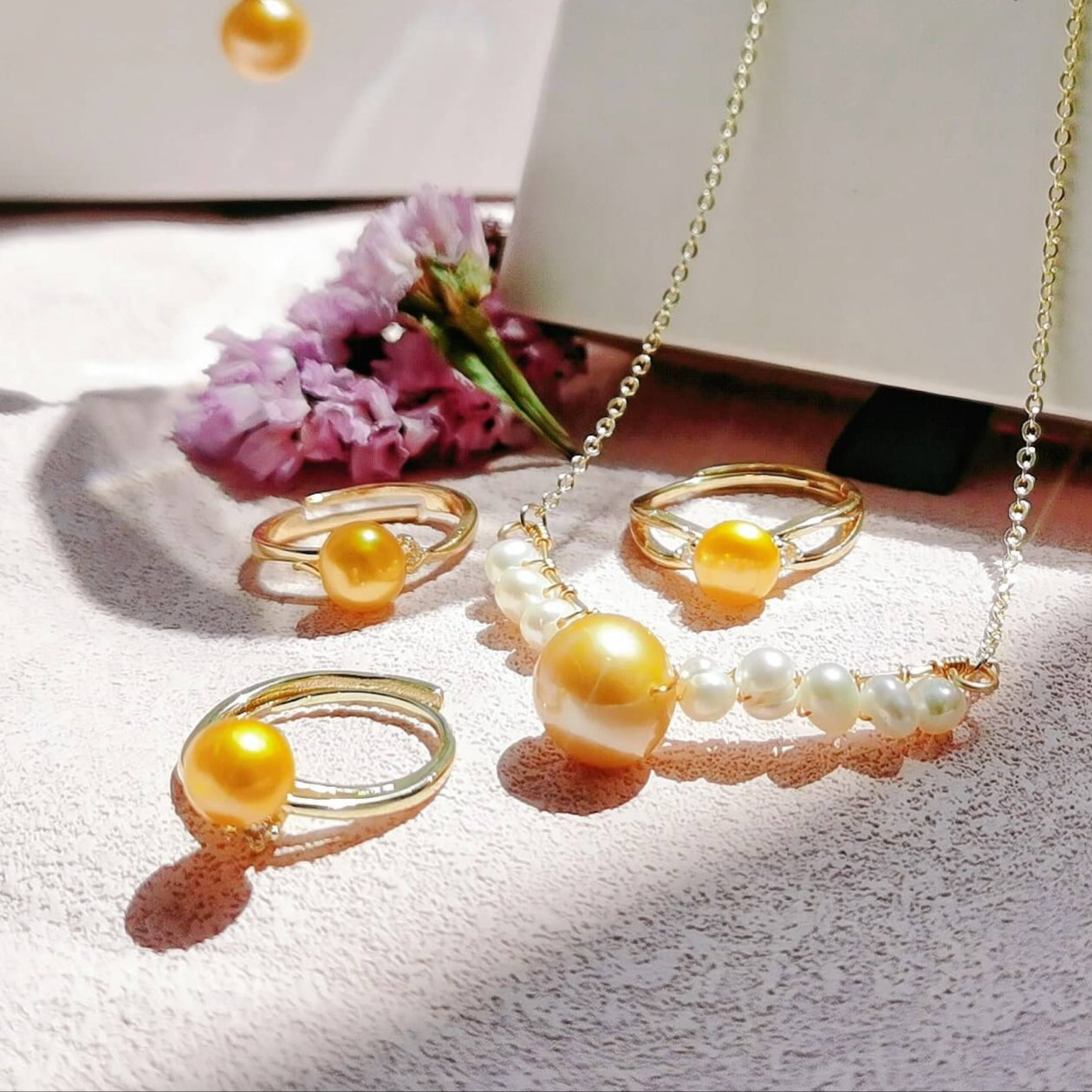 Collier en V avec véritables perles d'eau douce de 12 mm