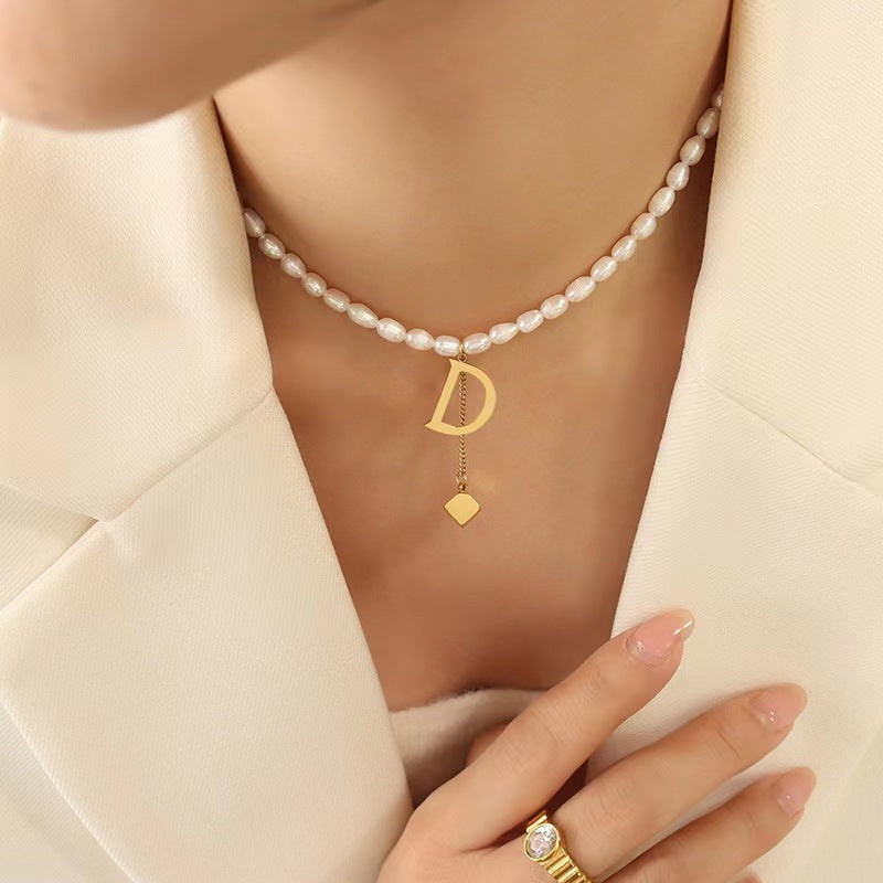 Collar D de acero y titanio con perla de agua dulce genuina