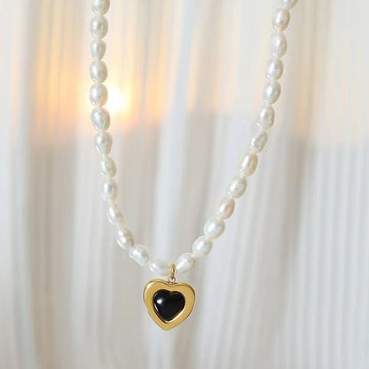 Collier en acier titane et perles d'eau douce véritables en forme de cœur