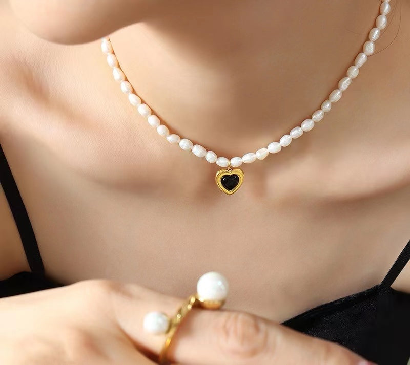 Collier en acier titane et perles d'eau douce véritables en forme de cœur