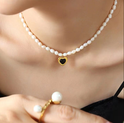 Collier en acier titane et perles d'eau douce véritables en forme de cœur