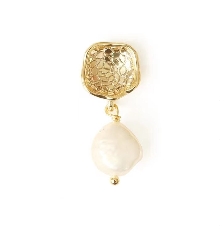 Boucles d'oreilles à rabat en or avec véritables perles baroques d'eau douce