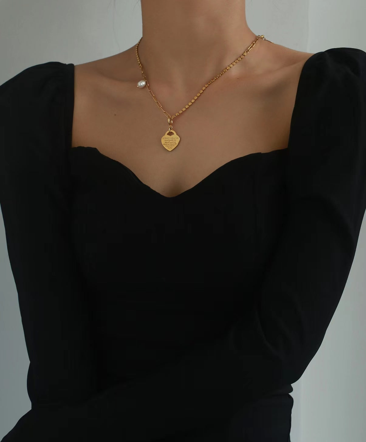 Collar con placa de corazón de perla de agua dulce genuina
