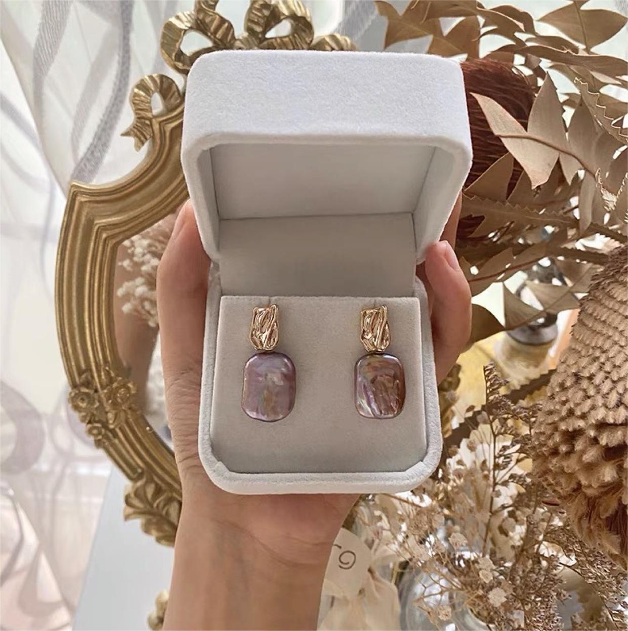 Pendientes Priya de perla barroca genuina con baño de oro de 18 quilates