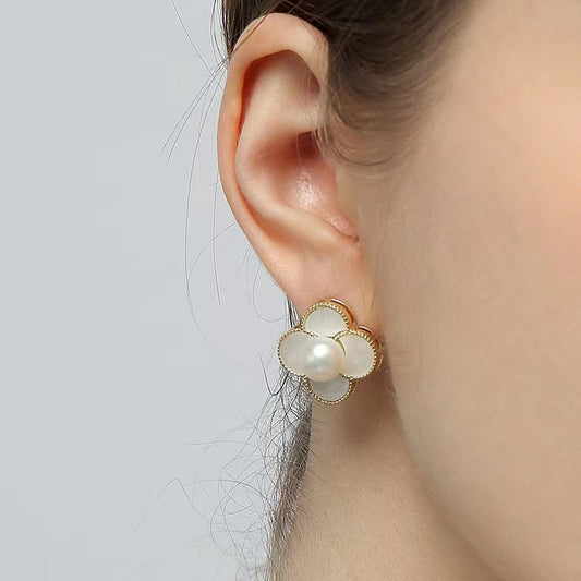 Pendientes de trébol con perlas de agua dulce auténticas