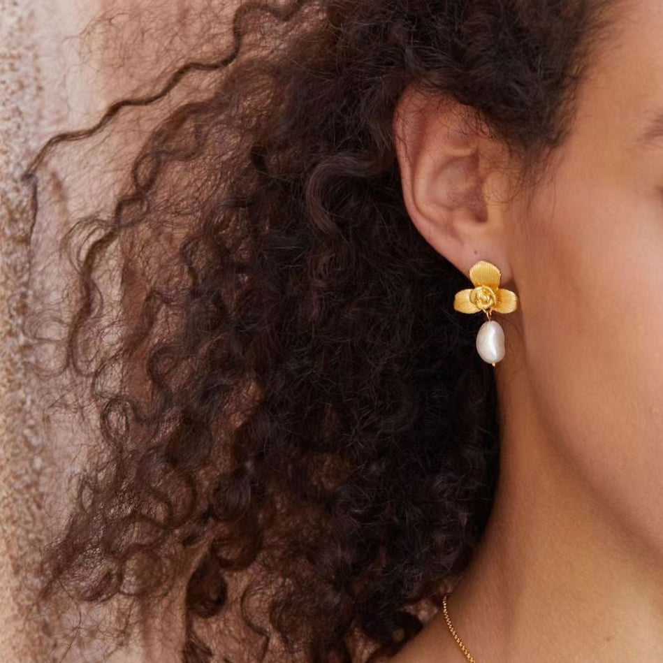Pendientes de flores florecientes de perlas de agua dulce naturales genuinas