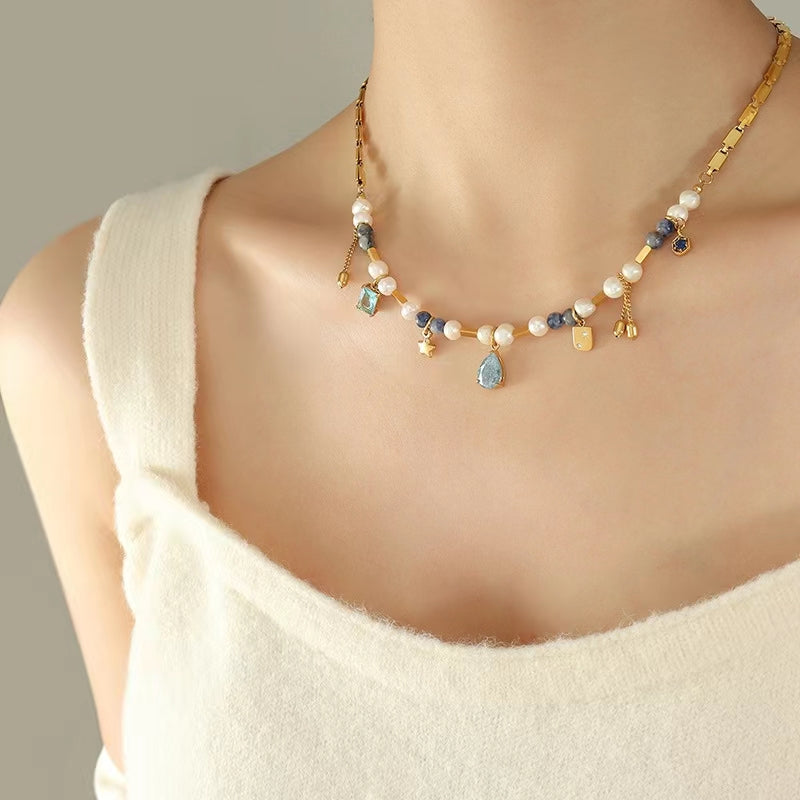 Collar de acero de titanio con perlas de agua dulce auténticas y sueño azul